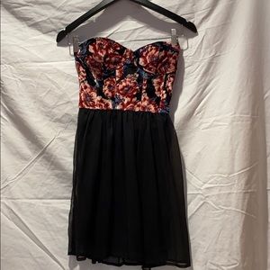 Small strapless dress never worn good condition